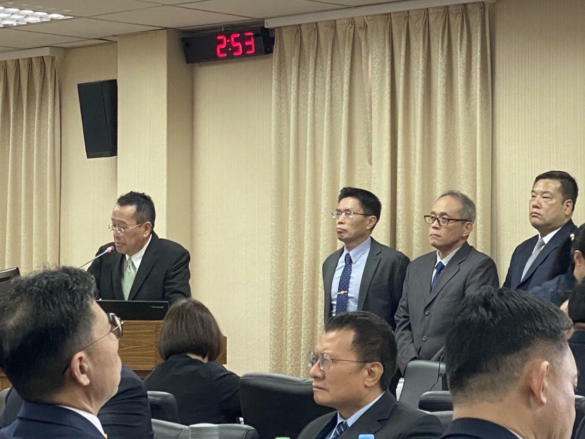 聽到民進黨立委王定宇爆氣質詢共諜案時，國防部長顧立雄及國防部官員臉色鐵青。 圖：林朝億/攝