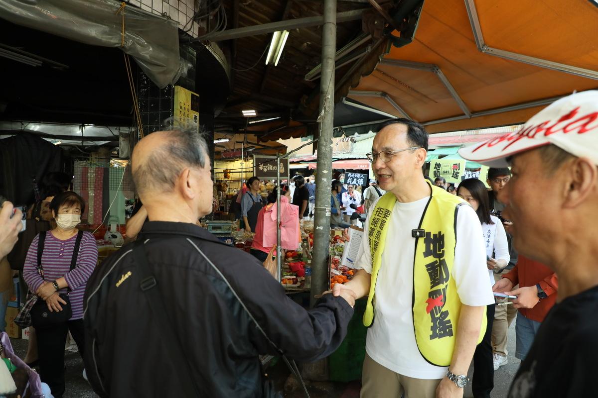 國民黨主席朱立倫上街宣傳罷免。 圖：國民黨文傳會/提供