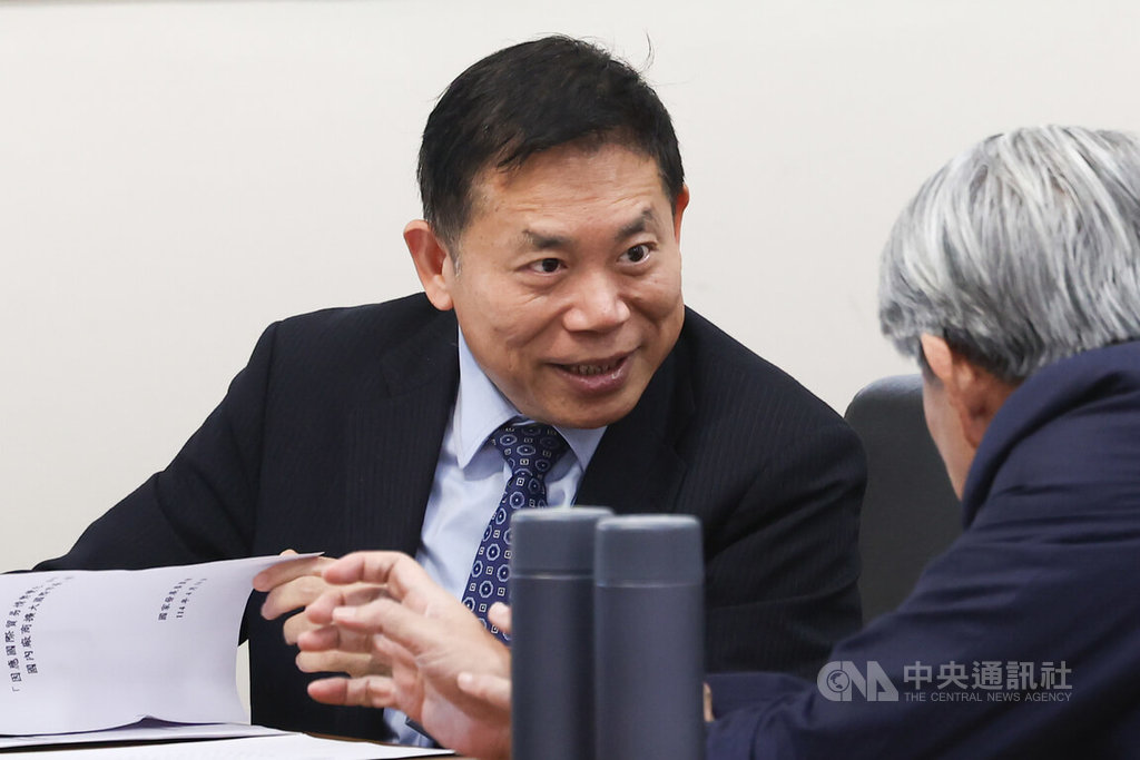 國發會主委劉鏡清今（16）日赴立法院經濟委員會報告時指出，AI 已是新護國神山，接下來有兩大任務，一是強化既有「護國神山」韌性，二是規劃更多「神山」，其中矽光子、量子產業、自主化機器人等三大產業是長期發展重點。 圖：中央社記者王騰毅／攝