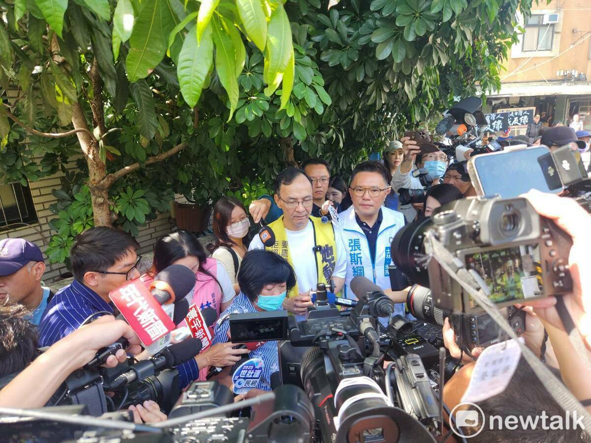 國民黨主席朱立倫上街宣傳罷免吳思瑤。 圖：黃建豪/攝