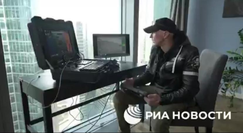 俄軍官方發出無人機的軍事宣傳影片，被發現藏身於境內民用大樓。 圖：翻攝自 X