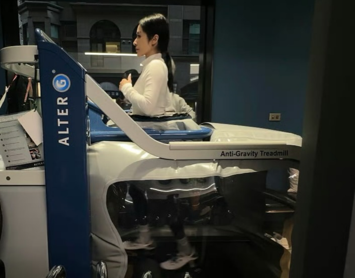 為了加快復原腳步，蕭亞軒共聘請3位不同的復健師，比照職業運動員的強度，每天訓練2至6的小時。 圖：翻攝自蕭亞軒IG