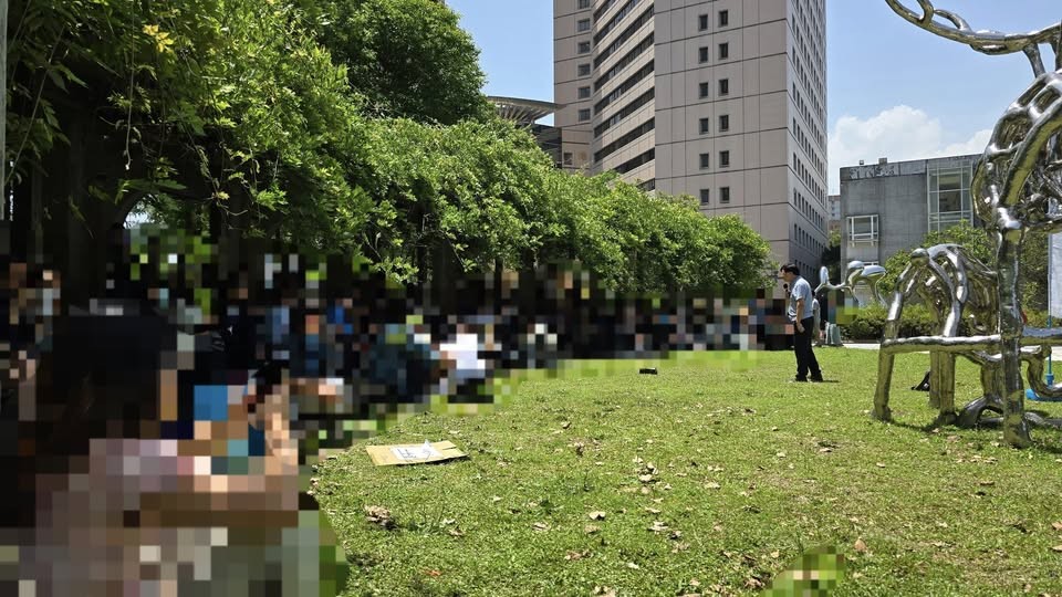 政大社團「野火陣線」針對大學生表意自由與大學行政中立的邊界為題，展開為期四天宣講。今（16）日邀請政大政治系教授葉浩、政大公行系助理教授莊國榮、以及政大社會系講師林承毅來與學生對談，現場來了200多名師生，聆聽難得在校園出現的民主饗宴。 圖：翻攝侯宗佑臉書