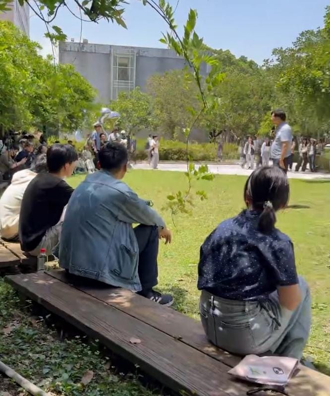 政大社團「野火陣線」針對大學生表意自由與大學行政中立的邊界為題，展開為期四天進行宣講。今（16）日邀請政大政治系教授葉浩、政大公行系助理教授莊國榮、以及政大社會系講師林承毅來與學生對談，現場來了200多名師生。 圖：民眾提供
