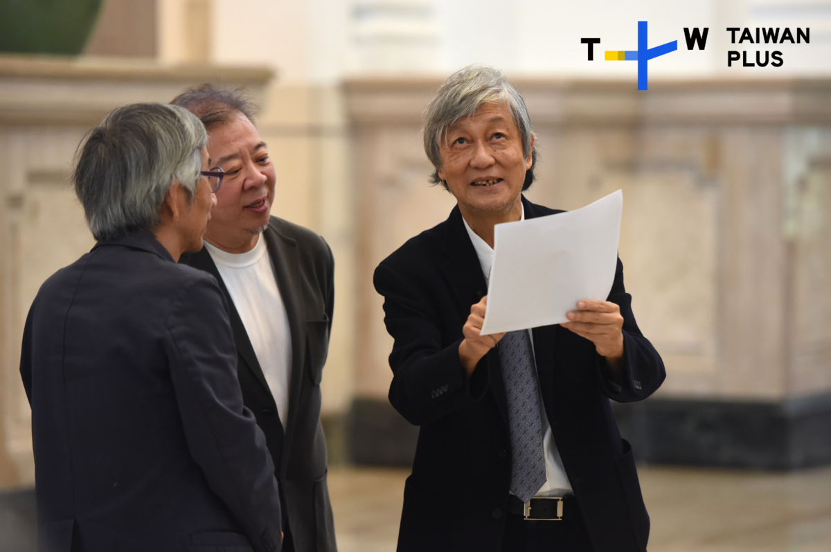 建築學者郭肇立（左起）、建築師蘇喻哲、學者李乾朗在總統府內找尋日本總督府嘗試建立的權威痕跡。 圖：TaiwanPlus提供