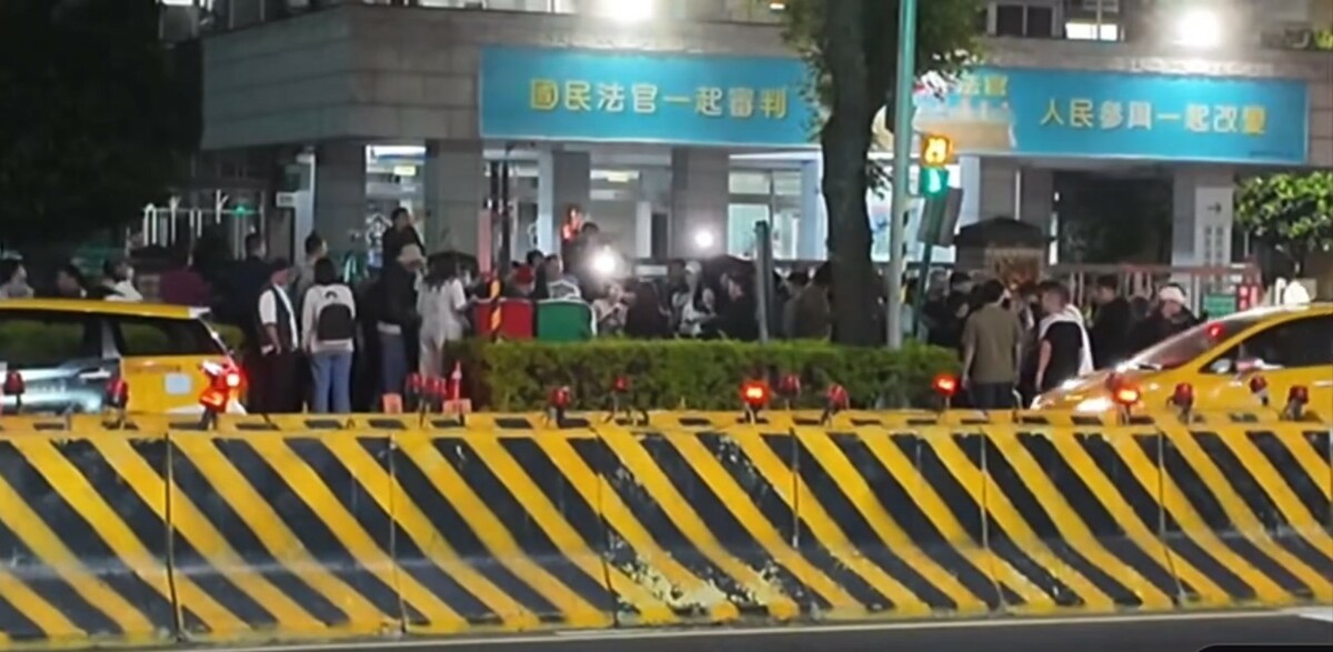 國民黨號召衝地檢署抗議，但網友發現，國民黨罵到一半，才發現搞錯地點，「跑去新北地院！」，直呼太瞎了，狠酸他們多半也分不出檢察官和法官有啥不同？ 圖：截自四叉貓愛滾動YT