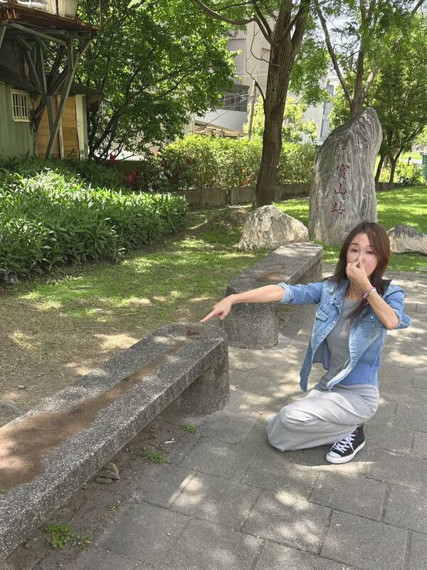 民進黨桃園市議員黃瓊慧接獲民眾通報，罷團平常固定連署點旁的石椅遭人塗滿排泄物，且非連署點的椅子沒有遭到任何汙損，這讓她氣得直呼惡劣。 圖：翻攝自黃瓊慧臉書