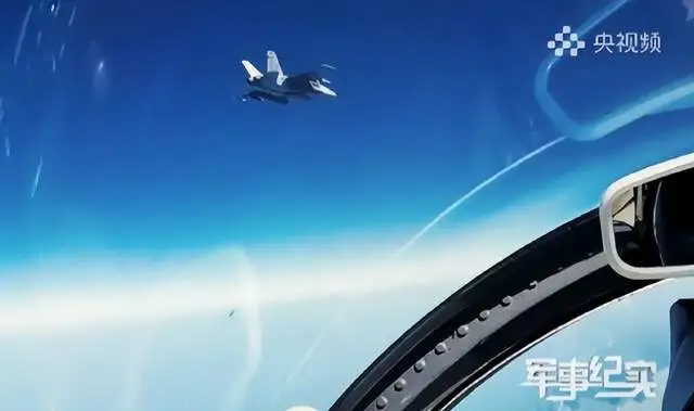 殲-15座艙內所拍攝的美軍F/A-18E/F「超級大黃蜂」。 圖：翻攝自央視頻