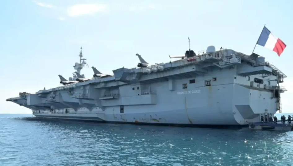 法國海軍旗艦、「戴高樂號」核動力航空母艦於 4 月 12 日順利抵達希臘最大港口比雷埃夫斯，象徵其為期四個月的印太任務圓滿結束。 圖:翻攝自騰訊網