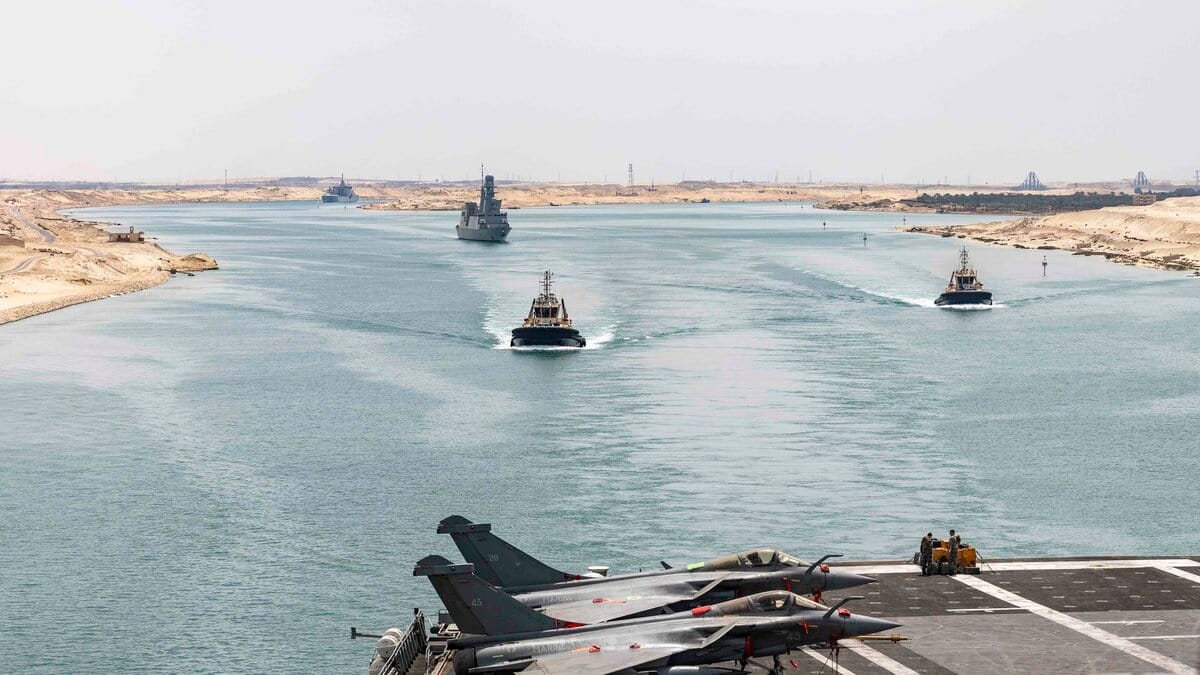戴高樂號航空母艦及其護航艦艇組成的航母打擊群穿越蘇伊士運河。 圖:翻攝自X帳號@Cecmed_Off