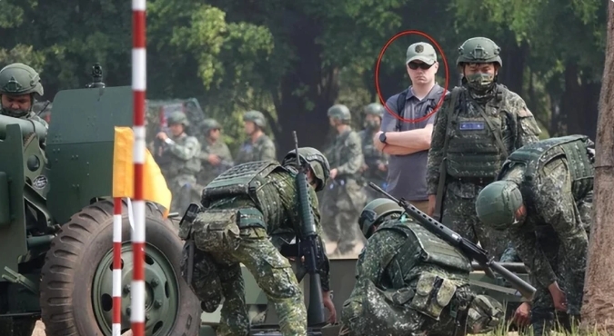 疑似美軍顧問(紅圈者)現身漢光演習。 圖 : 翻攝自軍哥茶話室