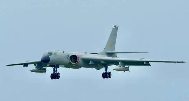 共軍轟-6K轟炸機掛載2枚PZD-21空射型高超音速導彈。 圖：翻攝自騰訊新聞（資料照片）