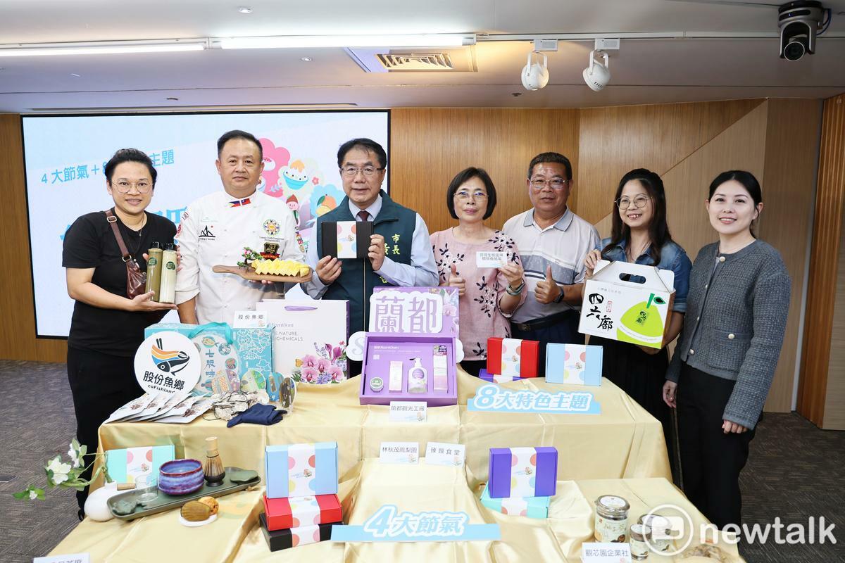 為推廣臺南多樣的觀光資源與深度文化體驗，臺南市政府觀光旅遊局推出「雙層巴士盲盒旅遊」，強調行前不揭露完整行程，讓旅客在出發當日解鎖旅程驚喜，為臺南旅遊品牌注入獨特的新鮮感與互動性。臺南市長黃偉哲出席宣傳記者會，邀請大家開箱臺南四季風味新玩法。 圖：台南市政府提供