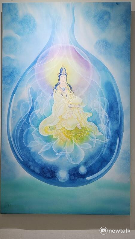 宏真老師將畫佛像作為修行，加上佛菩薩的加持和潛心研讀佛經，不斷融合精進，而深厚的雕塑背景，更使其作品構圖別具新意，層次豐富猶如琉璃光照。此次精心挑選30件佳作，包括11件最新作品，在台南運河畔靜謐的丹橘人文藝術空間舉辦「一塵法界─宏真現代佛相藝術展」。 圖：黃博郎／攝