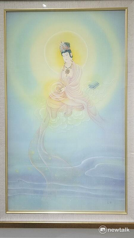 宏真老師將畫佛像作為修行，加上佛菩薩的加持和潛心研讀佛經，不斷融合精進，而深厚的雕塑背景，更使其作品構圖別具新意，層次豐富猶如琉璃光照。此次精心挑選30件佳作，包括11件最新作品，在台南運河畔靜謐的丹橘人文藝術空間舉辦「一塵法界─宏真現代佛相藝術展」。 圖：黃博郎／攝