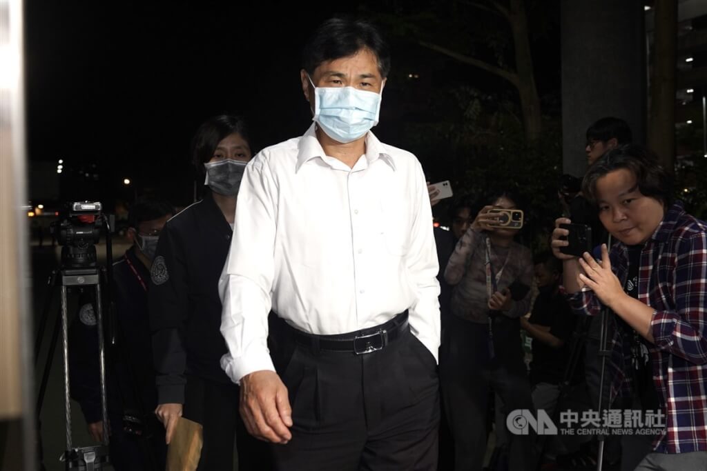 新北檢偵辦提議罷免綠委幽靈連署案，國民黨板橋區黨部主任謝慶認（前）等6人交保。 圖：中央社提供