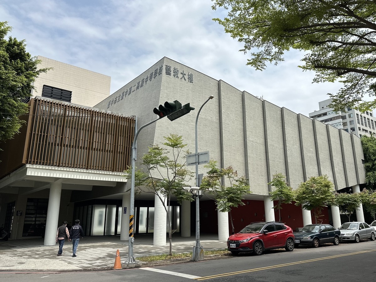 台中二中新建的藝教大樓，於1 11 年 11 月完成驗收並取得使照，但是師生們卻完全無法使用，原因是經費不足只能減項發包，僅能完成結構體。 圖：陳政顯/提供