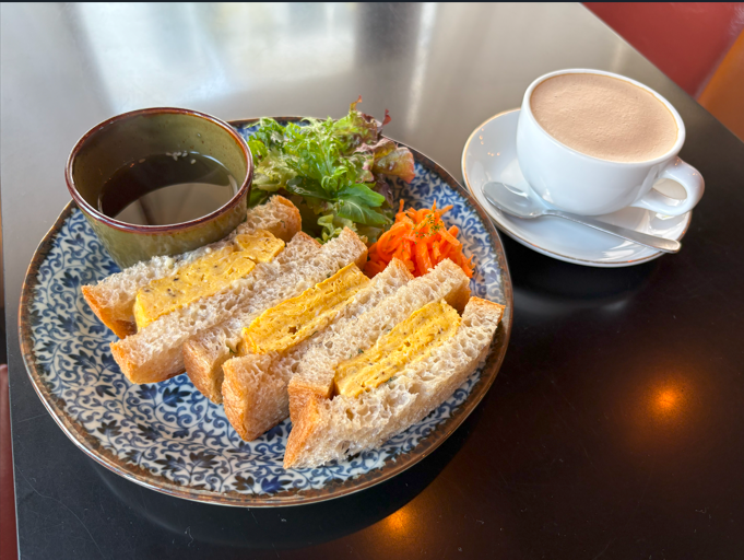 招牌的「雞蛋三明治」與「「Lucian咖啡」（ルシアン），創業以來的經典之味，值得一嚐。たまごサンド&amp;ルシアン©カヤバ珈琲。 圖：カヤバ珈琲提供