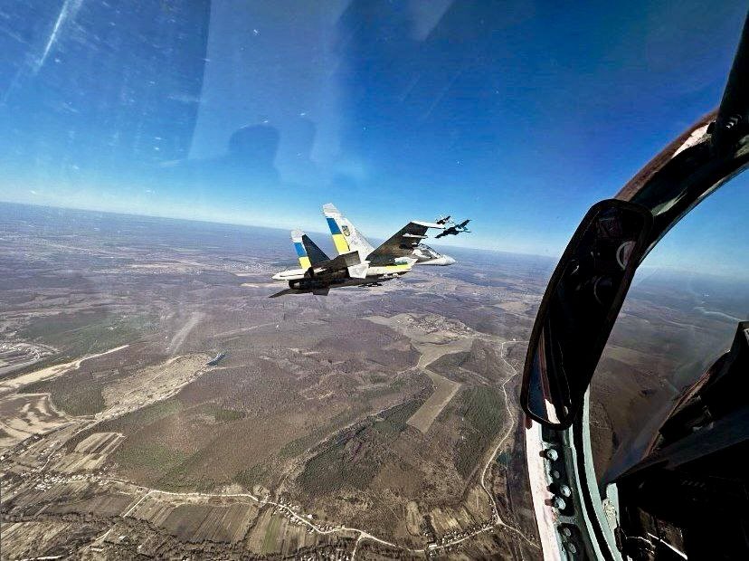 烏克蘭空軍 4 架 Su-27「側衛」戰機也被拍攝到在烏克蘭西部上空進行編隊巡邏。 圖:翻攝自X帳號@Osinttechnical
