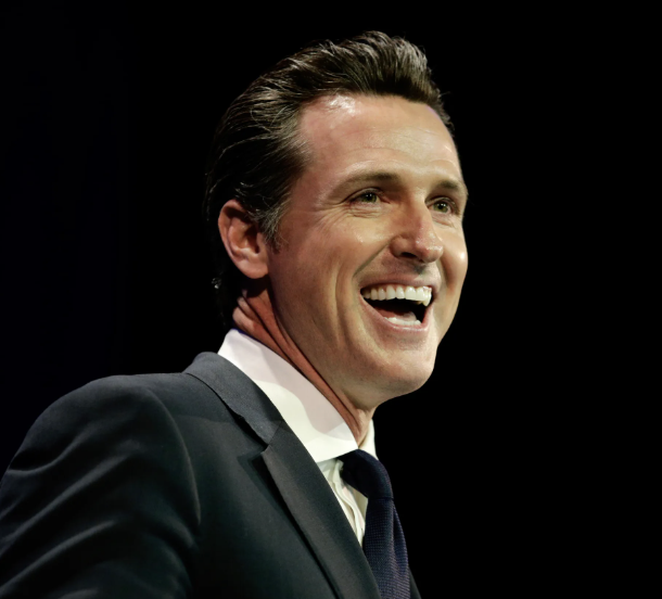 加州州長紐松（Gavin Newsom）16日宣布，針對美國總統川普（Donald Trump）對全球貿易夥伴實施的全面關稅政策，正式向聯邦法院提起訴訟，指控川普濫用權力，違法實施關稅，造成加州經濟「立即且無法彌補的損害」。 圖：翻攝「X」@ArtCandee