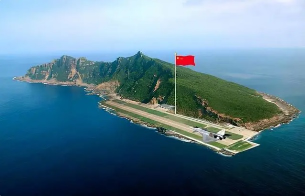 中國不斷將南海島嶼軍事化，建設機場與港口跟東南亞國家搶主權。 圖：翻攝自 雲霄武堂