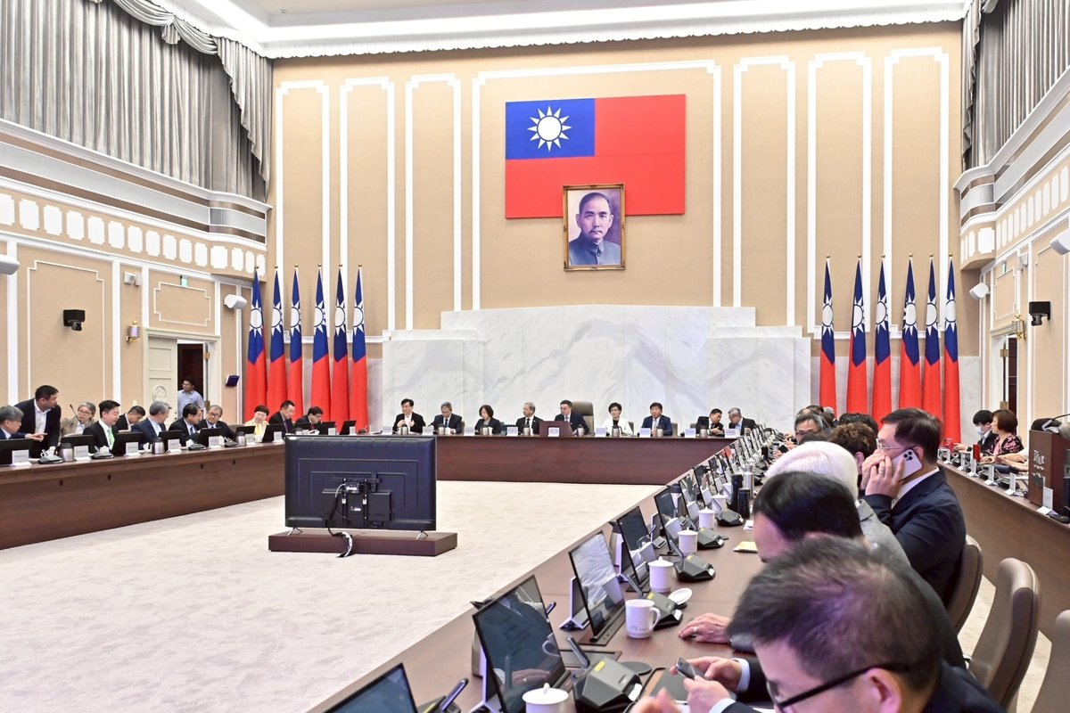 行政院長卓榮泰今（17）日在行政院會中表示，面對日益嚴重的境外敵對勢力滲透，近期在政府積極偵辦下，破獲數起共諜案件，而被滲透的機關多屬機敏單位，需要特別重視，凡涉案人員一律依法嚴懲，政府更應全面強化國家安全機制。 圖：行政院提供
