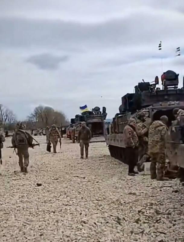 烏軍正在向前線前進。 圖：翻攝自 UKRAINIAN SQUAD 帳號