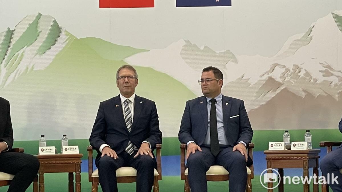 紐西蘭首席團長國家黨大黨鞭史密斯（Stuart Smith）議員（左）、共同團長勞工黨尤齊力（Tangi Utikere）議員（右） 圖：記者高逸帆攝影