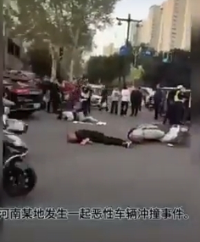 河南一輛車輛失控撞向民眾，有許多民眾當街倒地。 圖 : 影片截圖