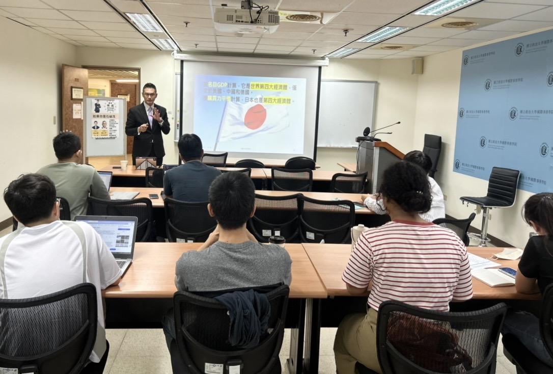 本講座主講人何戎資深媒體人(中)。 圖：政治大學提供