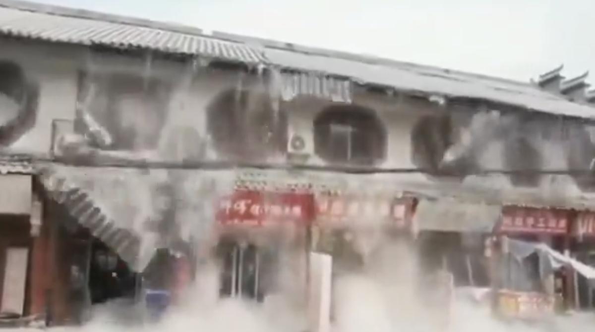 陝西省韓城 4 月 8 日也因豆腐渣工程一部分突然崩塌。 圖：翻攝自沐陽 X 帳號