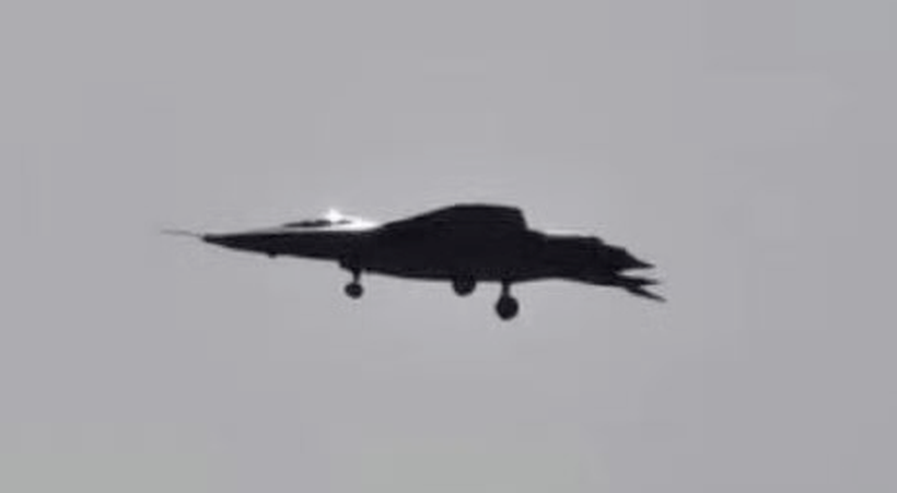 中國瀋陽飛機公司研發的新一代無尾翼隱形戰機（暫稱J-50或J-XDS）試飛照。 圖：翻攝「X」@RupprechtDeino