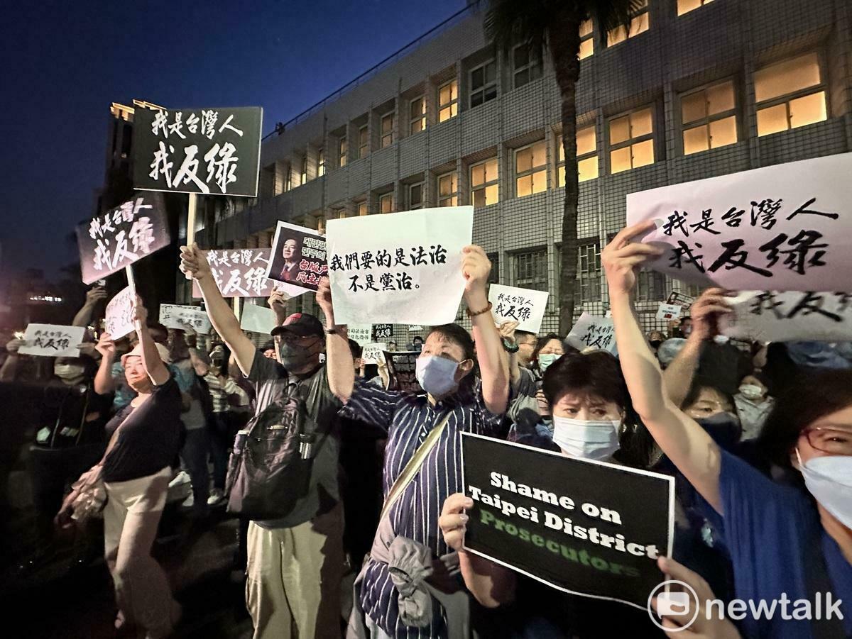 國民黨北市黨部主委黃呂錦茹涉偽造連署書事件，國民黨發起聲援。民眾高舉各種自製海報表達訴求。 圖：張良一 / 攝