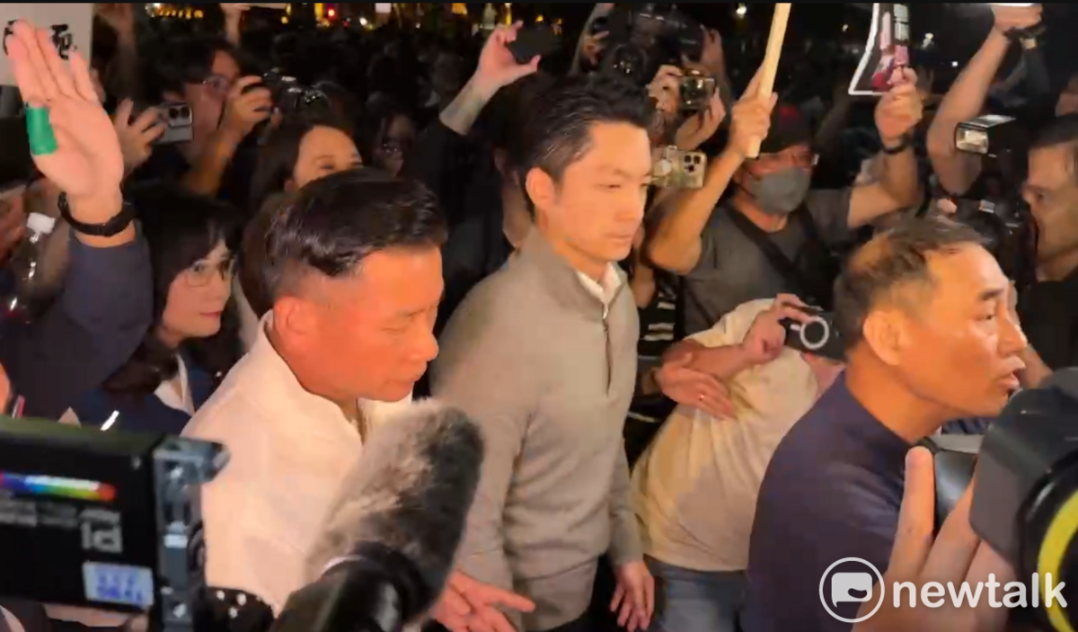 台北市長蔣萬安今晚抵達北檢抗議。 圖：張良一 / 攝