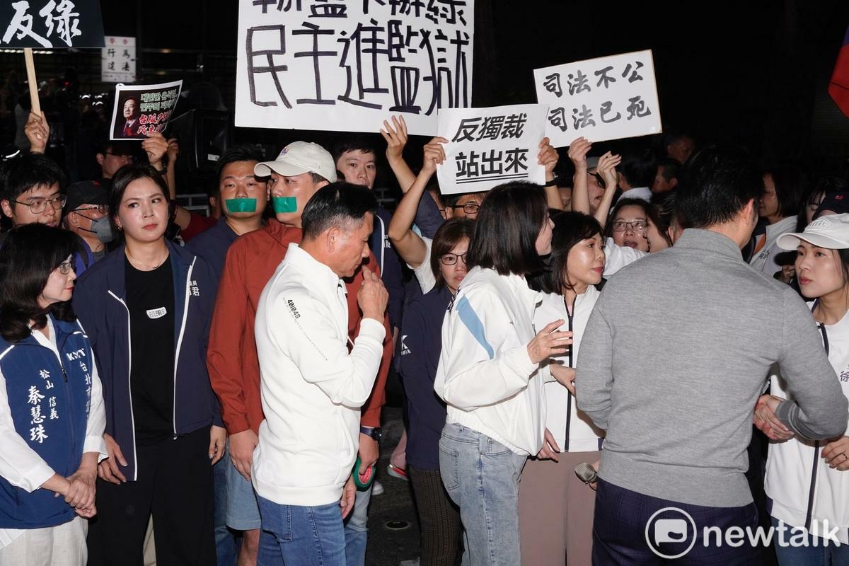 台北市長蔣萬安（右）講完話欲離去時，剛好遇警方第一次舉牌（左上）警告。 圖：張良一 / 攝