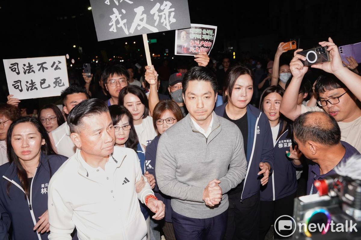 國民黨日前召集黨公職赴台北地檢署前抗議。台北市長蔣萬安也到場聲援，並喊推動「倒閣」。 圖：張良一 / 攝（資料照）