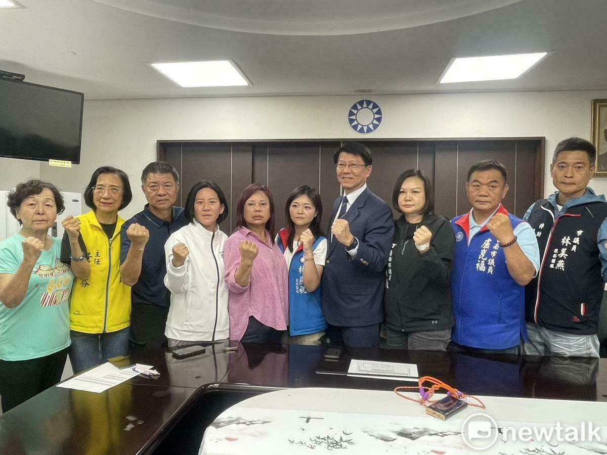 國民黨立委謝龍介率國民黨台南市議員，怒嗆總統賴清德發動大罷免，當家鬧事，不辦民進黨府院黨共諜案，不辦詐騙等重大刑案，卻讓偵查主體的檢調，淪為打擊異黨的打手，為了死亡連署，從台南到台北，連續上演司法搜索聲押的綠色恐怖戲碼。 圖：國民黨團提供