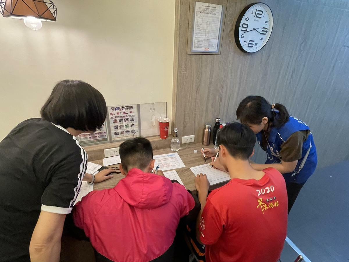 國民黨南市黨部和黨團在歸仁進行二階段連署，原以為南關線老人比較多，沒想到參與罷免的鄉親，居然以年輕人居多，還有很多年輕人帶著寶寶一起來連署罷免王定宇和林俊憲。 圖：國民黨團提供