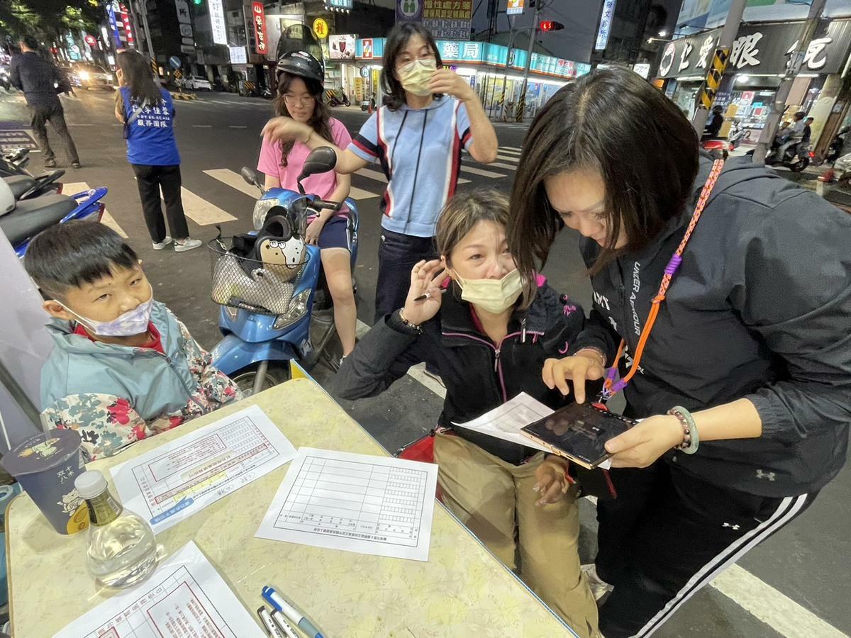 國民黨南市黨部和黨團在歸仁進行二階段連署，原以為南關線老人比較多，沒想到參與罷免的鄉親，居然以年輕人居多，還有很多年輕人帶著寶寶一起來連署罷免王定宇和林俊憲。 圖：國民黨團提供
