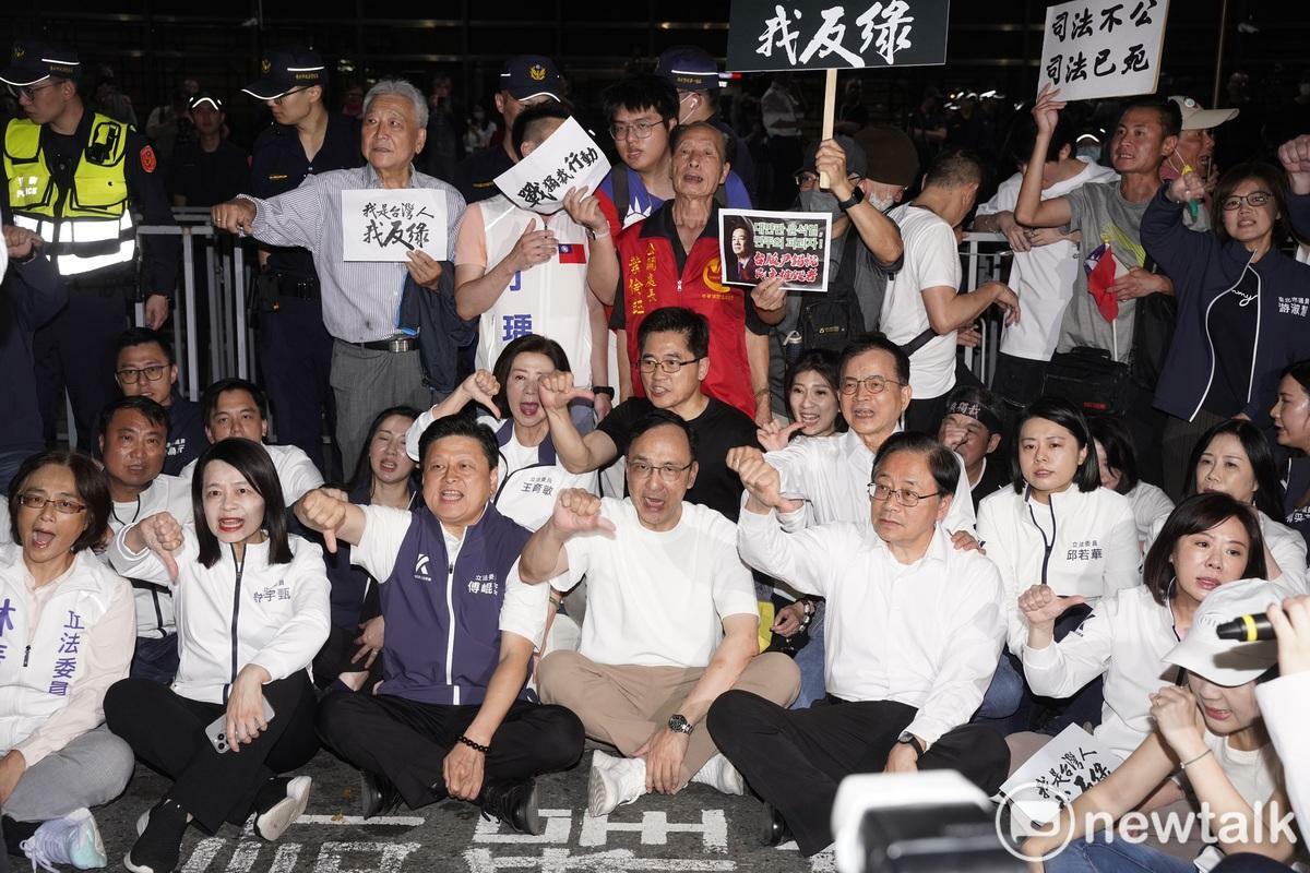 為抗議民進黨司法不公，國民黨連日赴台北地檢署抗議。 圖：張良一／攝（資料照）