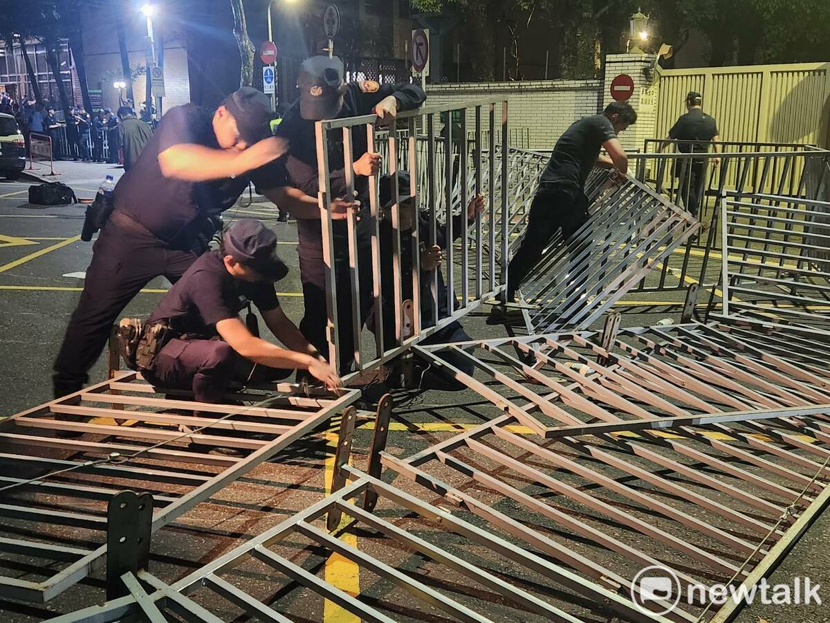 藍營民代率眾一度推倒拒馬後，警方只好重新架設。 圖：黃建豪/攝