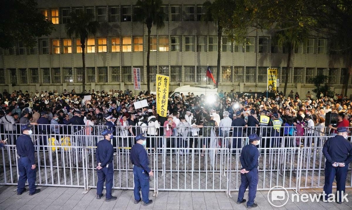 國民黨號召支持者聚集北檢抗議。 圖：張良一/攝