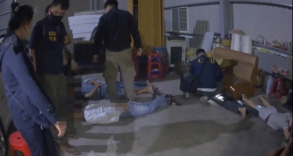 高市警破門突襲，在場40名越籍男女全數帶回。 圖：高雄市政府警察局刑事警察大隊/提供