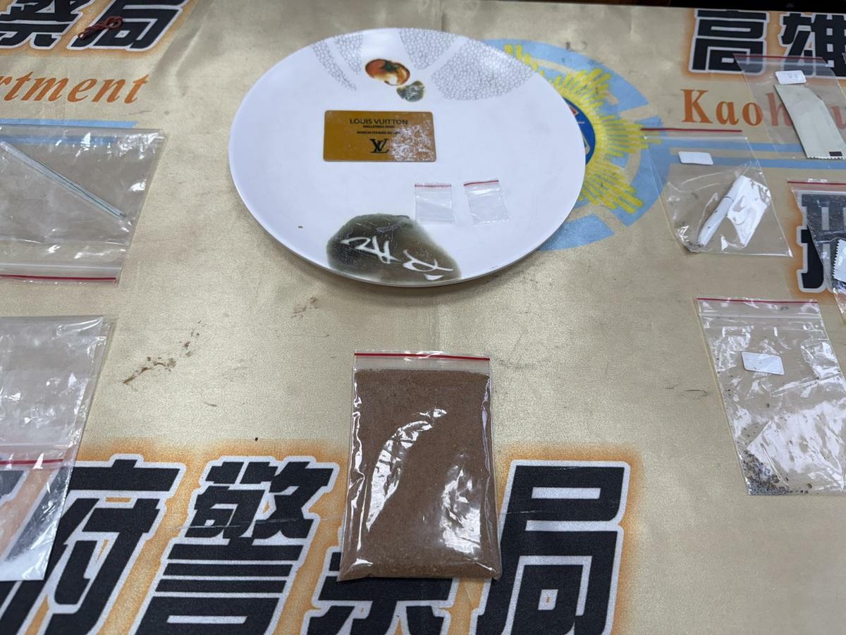 警方展示查獲的毒品咖啡包及第三級毒品。 圖：高雄市政府警察局刑事警察大隊/提供