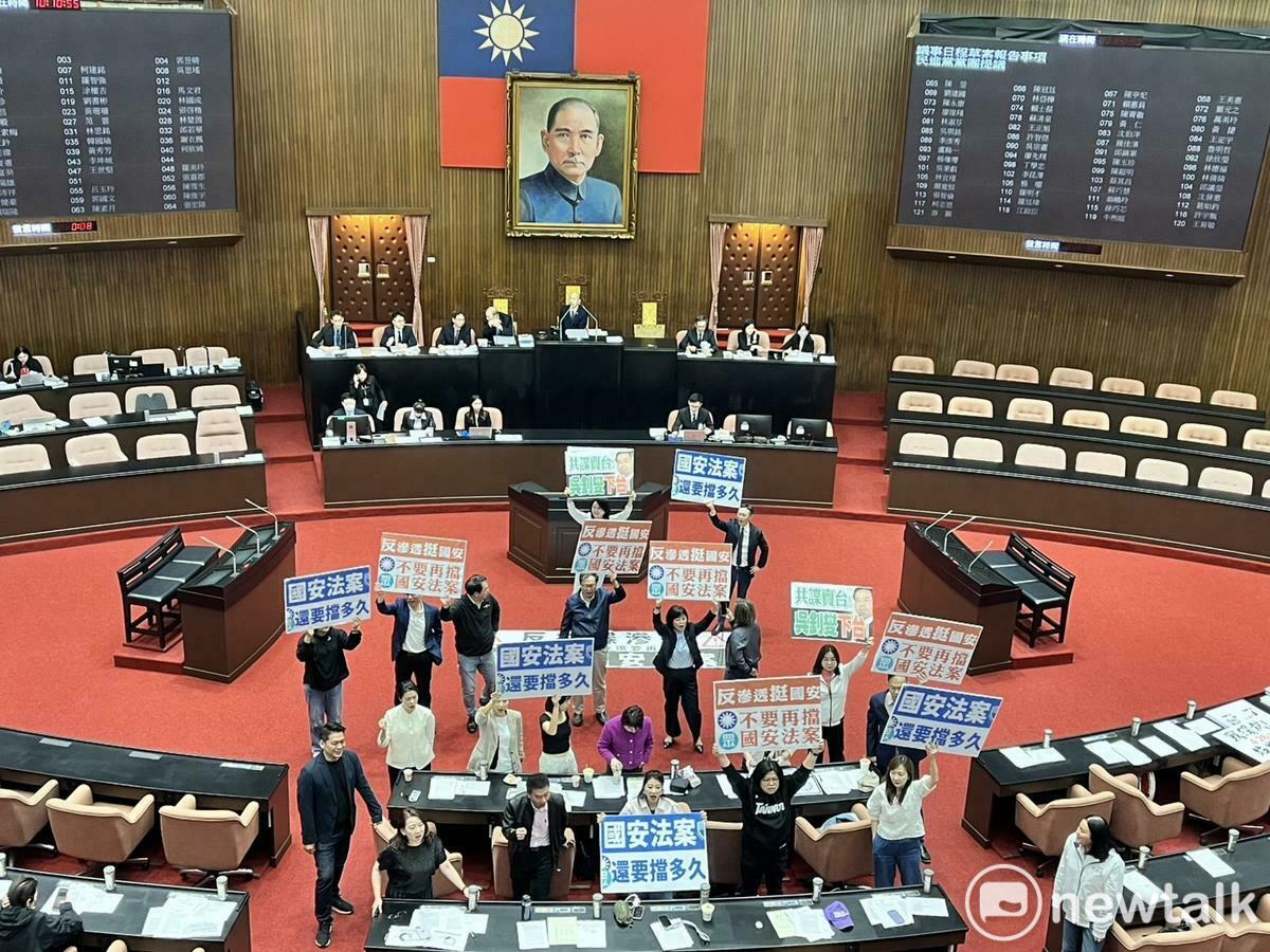立法院今日召開院會，藍白再度封殺民進黨國安修法提案，鍾佳濱爆氣怒罵陳玉珍。 圖：金大鈞/攝