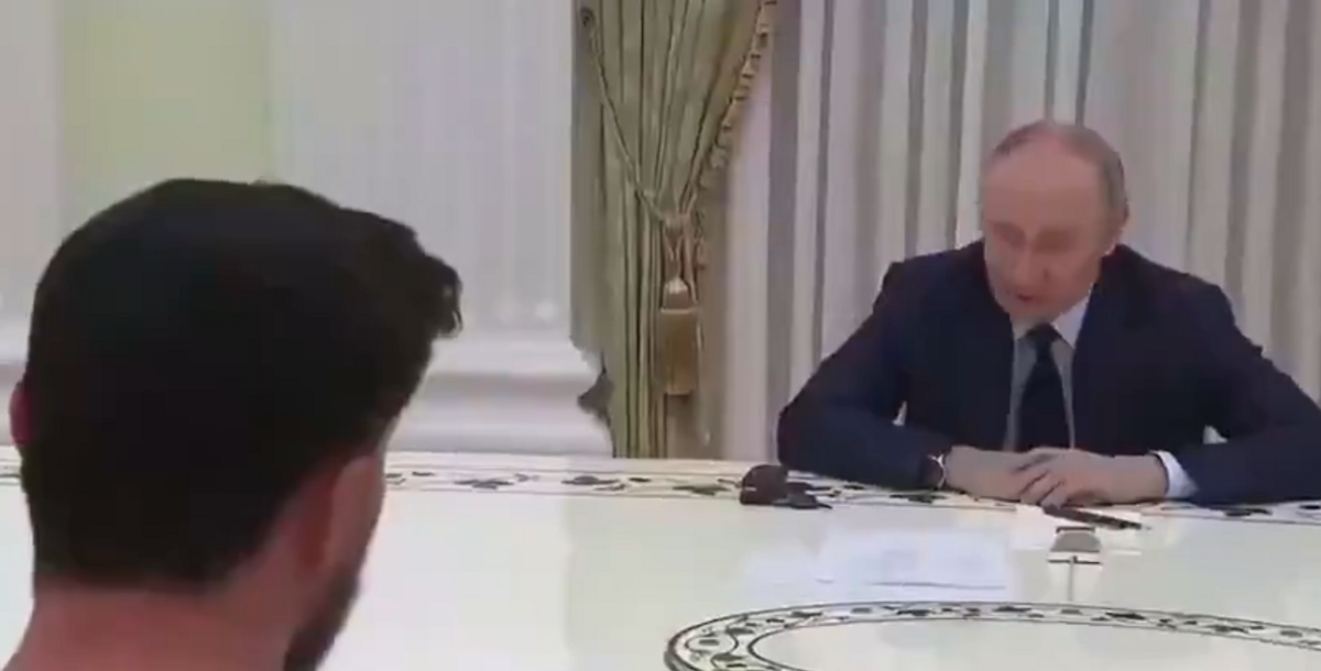 俄羅斯總統普丁最近在克里姆林宮會見了曾被哈瑪斯囚禁的特魯法諾夫，並向對方建議感謝哈瑪斯的「人性」。 圖：翻攝自愚蠢的精衛 X 帳號