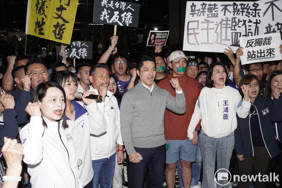 國民黨為了反制大罷免，推動罷綠委行動。然而不少罷綠委行動因涉不實連署，近日接連遭檢調搜索約談。圖為國民黨17日晚間包圍北檢抗議。 圖：張良一／攝（資料照片）