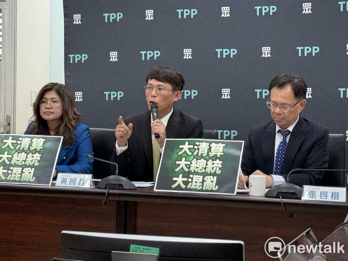 民眾黨主席兼黨團總召黃國昌（中）、副總召張啓楷（右）、立委麥玉珍（左）。 圖：周煊惠 / 攝