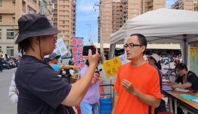 「高雄雙罷劫」連署總站及關鍵人員住處遭檢調搜索，徐尚賢(右)嗆「羈押了一個我，高雄絕對還有千千萬萬個我！」 圖：孫家銘翻攝