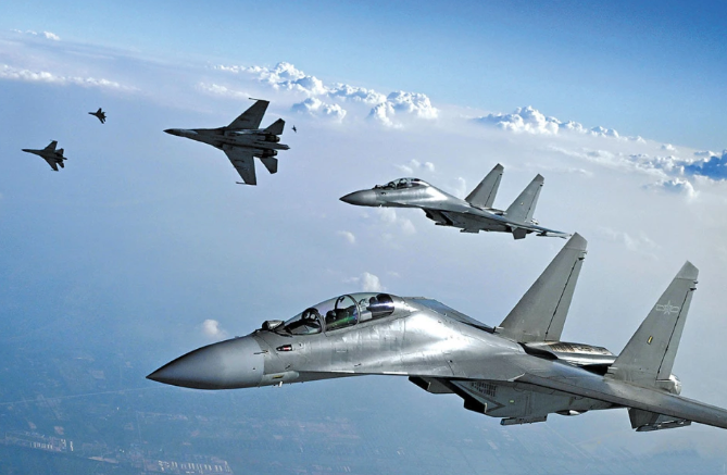 4 月 15 日上午，數架解放軍殲-16 戰機出現在金門西北空域，對台灣防空識別區進行挑釁式飛行。(示意圖) 圖:翻攝自騰訊網